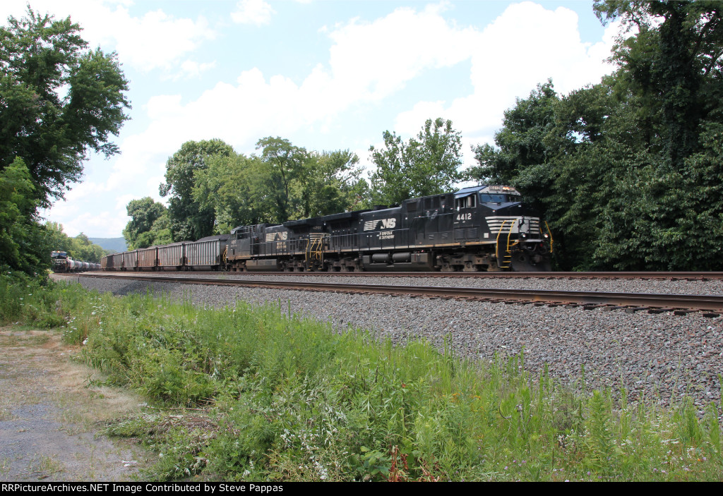 NS 4412 takes a coal train East